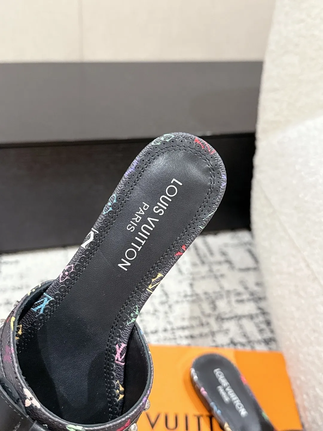 👟👟Ex-factory price 480👟👟 LouisVuitton 25/ Spring and summer new style black and white three-color cat-heeled flat sandals. It is difficult not to doubt whether it borrowed from the Tang Dynasty's Tang Sancai as a basis and innovated it into the classic LV logo. It used color and the large area of ​​​​the upper color as a contrast to create the white or black three-color element style of the upper, creating another classic style! Super greasy on feet! Indescribable fashion! It’s easy to match every day, and it’s very relevant to the changes and development of the times! Kitten heels are super easy to wear and give your feet a full summer vibe!  ✔️Material: original customized fabric ✔️Inner lining: cow lining ✔️Outsole: genuine leather outsole imported from Italy ✔️Size: #35-41 (40.41 customization is not returnable)